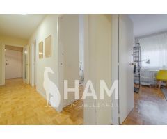 Hermosa y amplia habitación con balcón en Chalet Luminoso