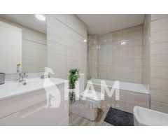 Hermosa y amplia habitación con balcón en Chalet Luminoso