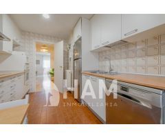 Hermosa y amplia habitación con balcón en Chalet Luminoso