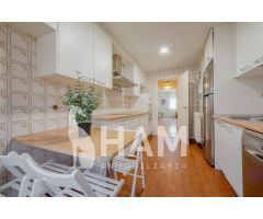 Hermosa y amplia habitación con balcón en Chalet Luminoso