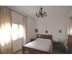 Venta de casa independiente en Málaga, zona Teatinos. 3 habitaciones, 2 baños. Para reformar.
