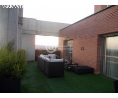 Ático con cuatro dormitorios, garaje y terraza de 150m2 en zona Fuerzas Armadas