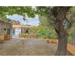 En venta chalet en La Urbanización  Entremontes, con piscina  y salón de celebraciones