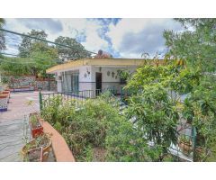 En venta chalet en La Urbanización  Entremontes, con piscina  y salón de celebraciones