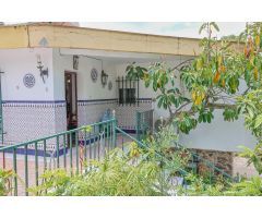 En venta chalet en La Urbanización  Entremontes, con piscina  y salón de celebraciones