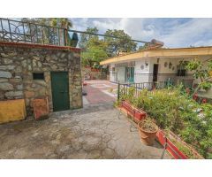 En venta chalet en La Urbanización  Entremontes, con piscina  y salón de celebraciones