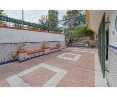 En venta chalet en La Urbanización  Entremontes, con piscina  y salón de celebraciones