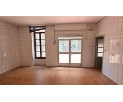 Se alquila local comercial diáfano de 46 m² junto a la Plaza del Pueblo y la Calle Mayor de Paterna.
