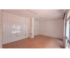 Se alquila local comercial diáfano de 46 m² junto a la Plaza del Pueblo y la Calle Mayor de Paterna.