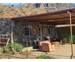 Vida autosuficiente en una gran finca con casa en el valle de los albaricoques