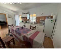Vida autosuficiente en una gran finca con casa en el valle de los albaricoques