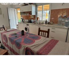 Vida autosuficiente en una gran finca con casa en el valle de los albaricoques