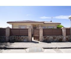 CHALET INDEPENDIENTE DE 3 HABITACIONES, 2 BAÑOS, JARDÍN Y PISCINA