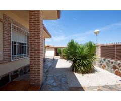 CHALET INDEPENDIENTE DE 3 HABITACIONES, 2 BAÑOS, JARDÍN Y PISCINA