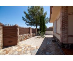 CHALET INDEPENDIENTE DE 3 HABITACIONES, 2 BAÑOS, JARDÍN Y PISCINA