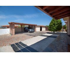 CHALET INDEPENDIENTE DE 3 HABITACIONES, 2 BAÑOS, JARDÍN Y PISCINA