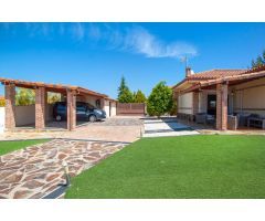 CHALET INDEPENDIENTE DE 3 HABITACIONES, 2 BAÑOS, JARDÍN Y PISCINA