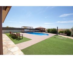 CHALET INDEPENDIENTE DE 3 HABITACIONES, 2 BAÑOS, JARDÍN Y PISCINA