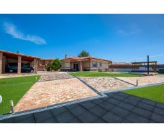 CHALET INDEPENDIENTE DE 3 HABITACIONES, 2 BAÑOS, JARDÍN Y PISCINA