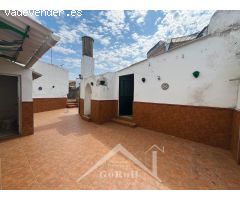 TÍPICA CASA RURAL CON ENORME PATIO.