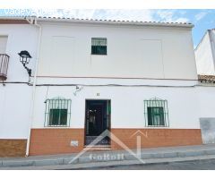 TÍPICA CASA RURAL CON ENORME PATIO.