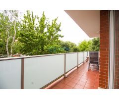 PISO CON TERRAZA ESQUINERA Y PISCINA COMUNITARIA EN REUS