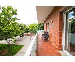 PISO CON TERRAZA ESQUINERA Y PISCINA COMUNITARIA EN REUS