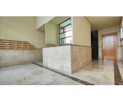 Vivienda AMUEBLADA con DOS DORMITORIOS y orientación SUR. En la Urb. Alcazar Real con PISCINA