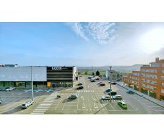 Vivienda AMUEBLADA con DOS DORMITORIOS y orientación SUR. En la Urb. Alcazar Real con PISCINA