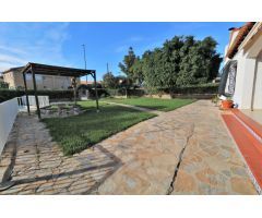 Villa independiente con parcela de mas 800m2 a 20m del mar en Punta Prima