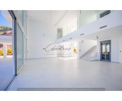 Chalet  moderno,  obra  nueva  terminada,  en  venta  en  Elviria, Marbella