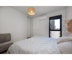Luminoso apartamento con gran terraza, piscina y parking incluido