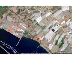 Finca de recreo con invernadero junto a la playa