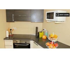 Colorido apartamento de 3 dormitorios en alquiler cerca del metro en LHospitalet de Llobregat