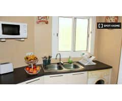Colorido apartamento de 3 dormitorios en alquiler cerca del metro en LHospitalet de Llobregat