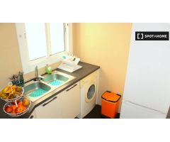 Colorido apartamento de 3 dormitorios en alquiler cerca del metro en LHospitalet de Llobregat