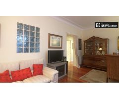 Elegante apartamento de 2 dormitorios con balcón y aire acondicionado para alquilar en la sofisticad