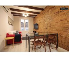 Moderno apartamento de 2 dormitorios con balcón y aire acondicionado en alquiler cerca de La Rambla 