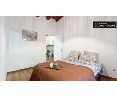 Precioso apartamento de 2 dormitorios con baño en alquiler en Barri Gòtic.
