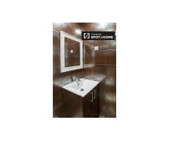 Precioso apartamento de 2 dormitorios con baño en alquiler en Barri Gòtic.