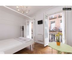 Elegante apartamento estudio con balcón y aire acondicionado en alquiler cerca del Museo del Prado e