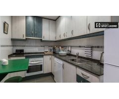 Moderno apartamento de 3 dormitorios en alquiler en LHospitalet de Llobregat.