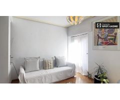 Encantador apartamento de 1 dormitorio con balcón y aire acondicionado en alquiler cerca del metro e