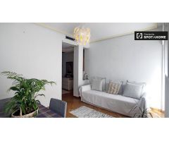 Encantador apartamento de 1 dormitorio con balcón y aire acondicionado en alquiler cerca del metro e