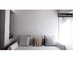 Encantador apartamento de 1 dormitorio con balcón y aire acondicionado en alquiler cerca del metro e