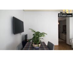 Encantador apartamento de 1 dormitorio con balcón y aire acondicionado en alquiler cerca del metro e