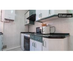 Adorable apartamento de 2 dormitorios con balcón y aire acondicionado en alquiler cerca de Metro en 