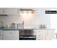 Cómoda habitación en alquiler en piso de 4 dormitorios en Alcobendas