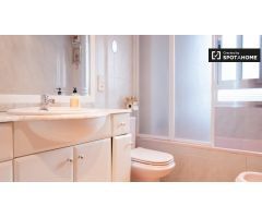 Cómoda habitación en alquiler en piso de 4 dormitorios en Alcobendas