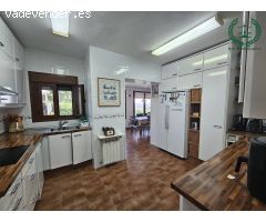 Chalet independiente con parcela de 1.000 m2 y piscina privada.